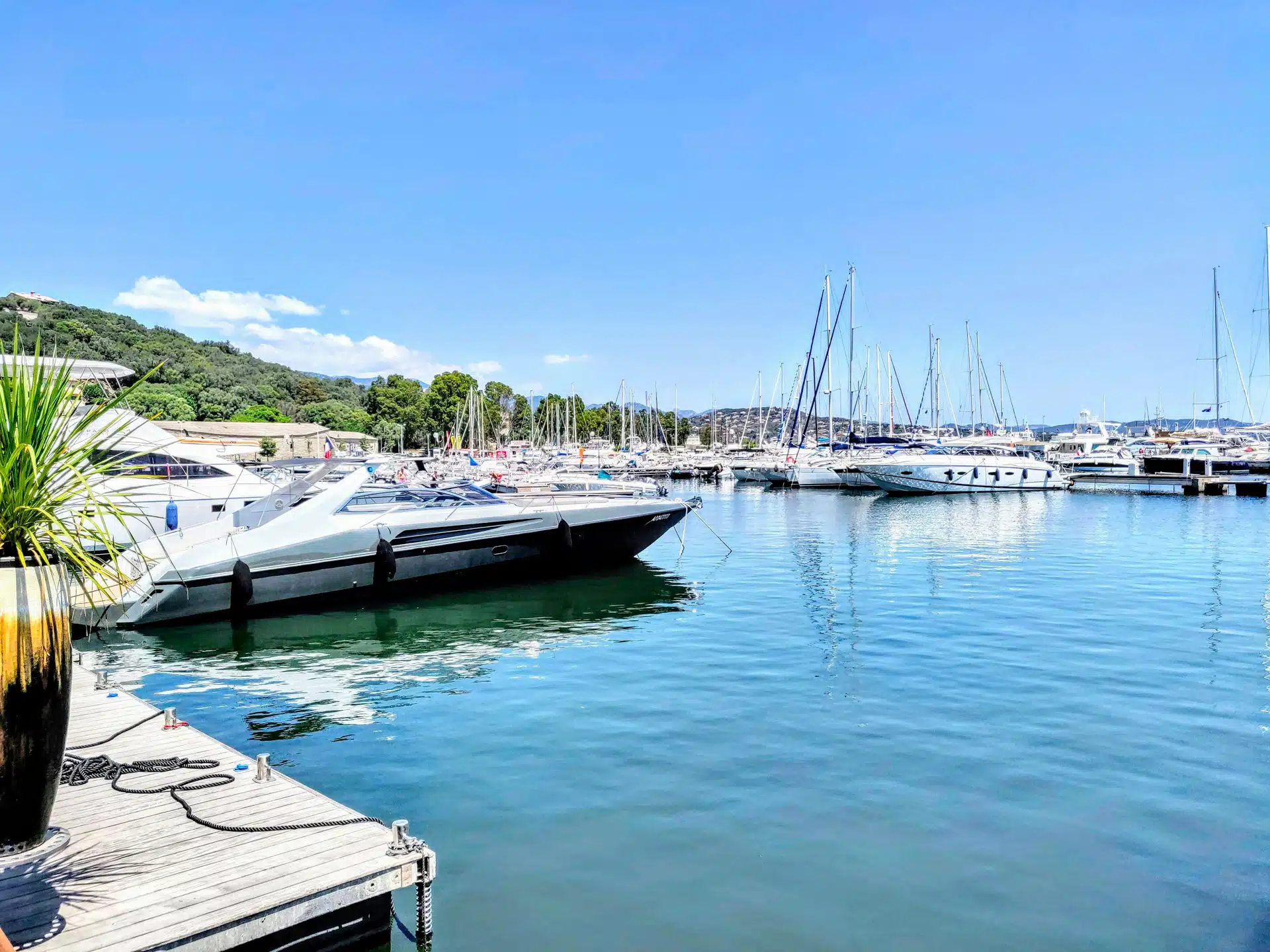 Vue de plein pied du port avec ses bateaux de plaisance