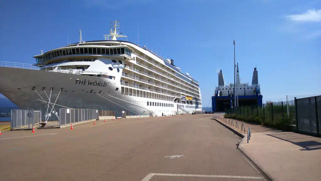 Bateau de Croisière The World à quai sur le port de Porto-Vecchio