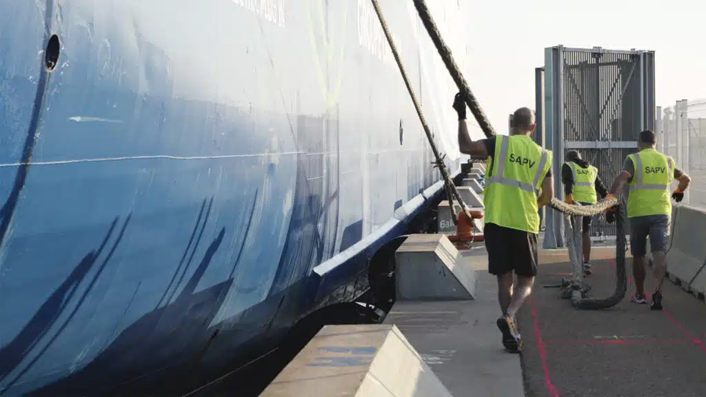 Des agents du port se prépare au lamanage