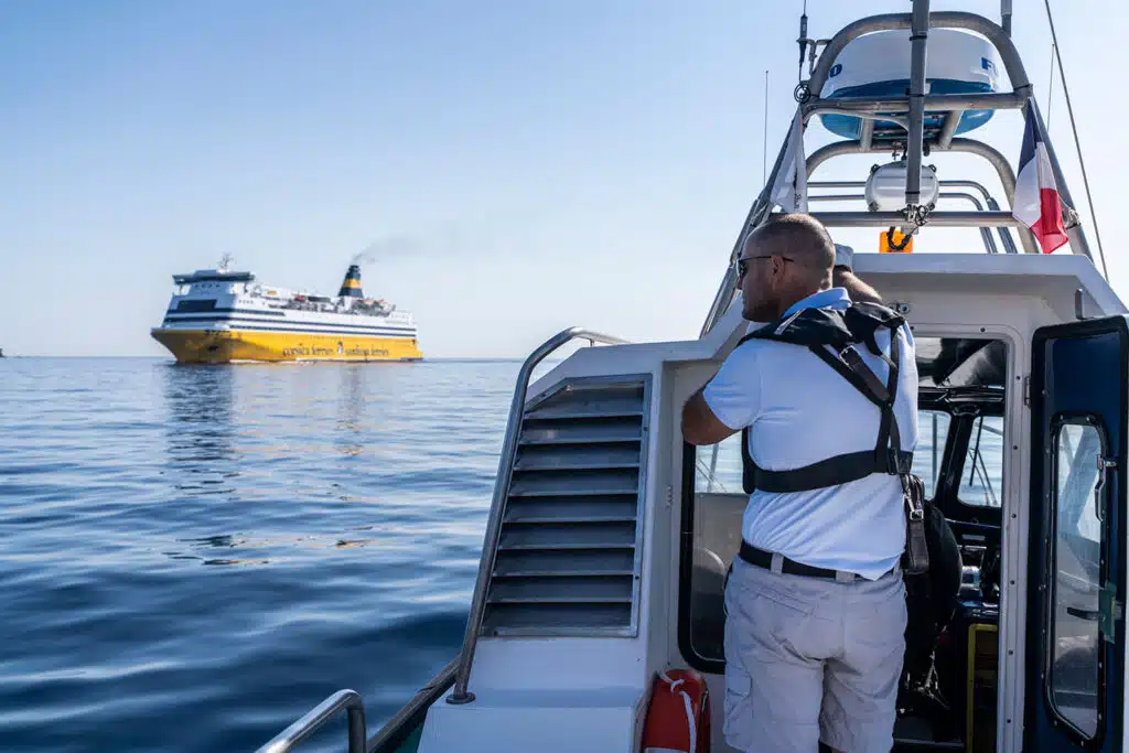 Un pilote sur son bateau se rendant vers un navire corsica ferries pour la rentrer dans le port