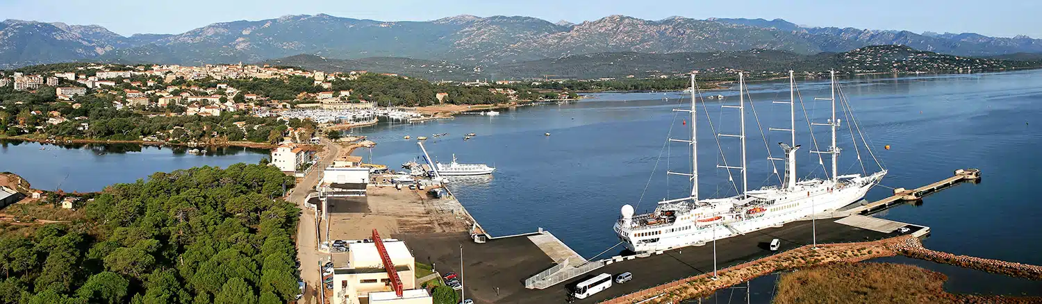 Vue aérienne du port de Porto Vecchio avec un bateau de croisière à quai